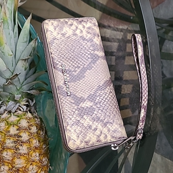 Michael Kors Handbags - Michael Kors Leather Wallet ❤️